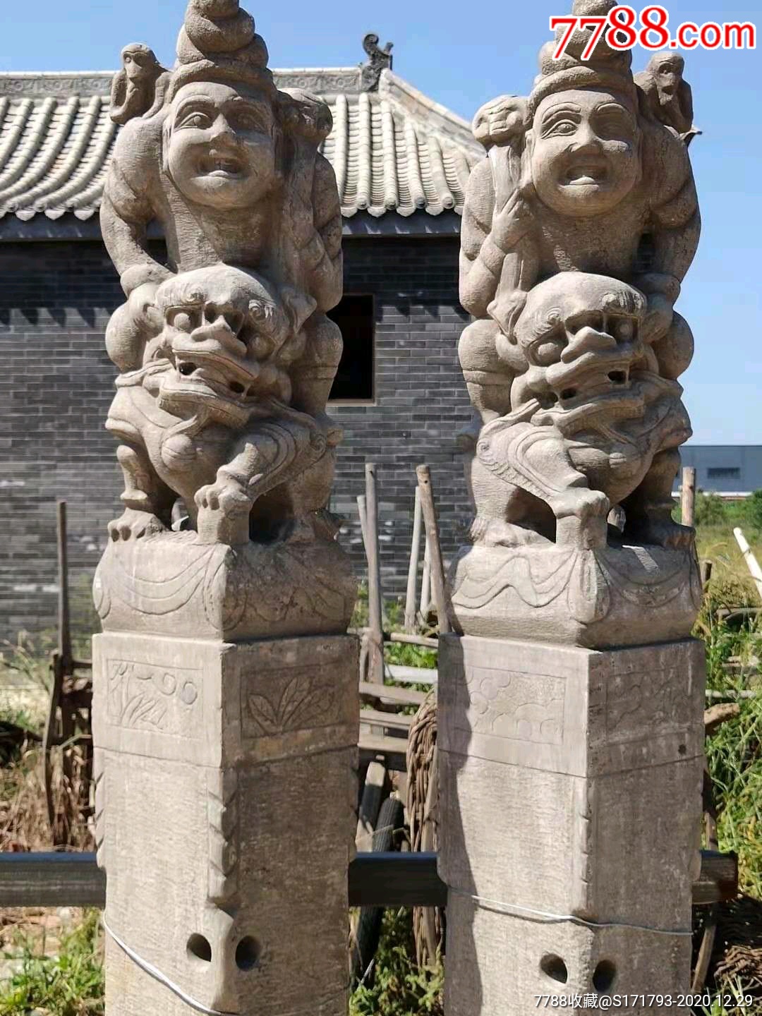 清代超大尺寸青石胡人驯狮拴马桩一对