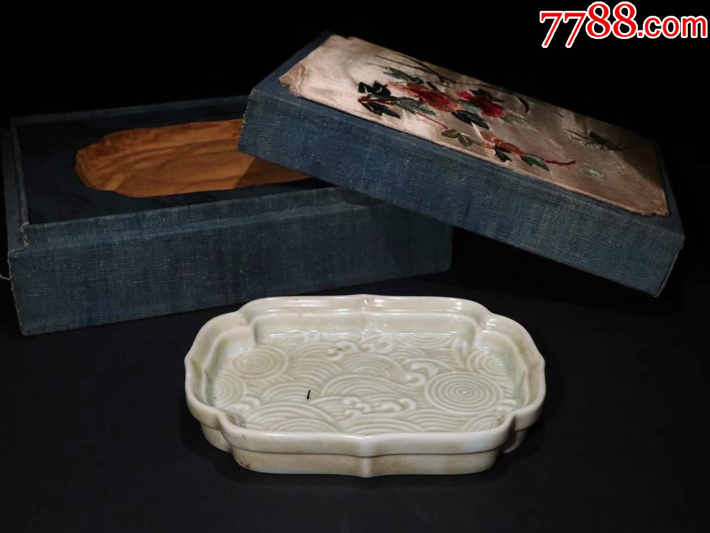 旧藏卢芹斋款影青釉海棠形笔舔