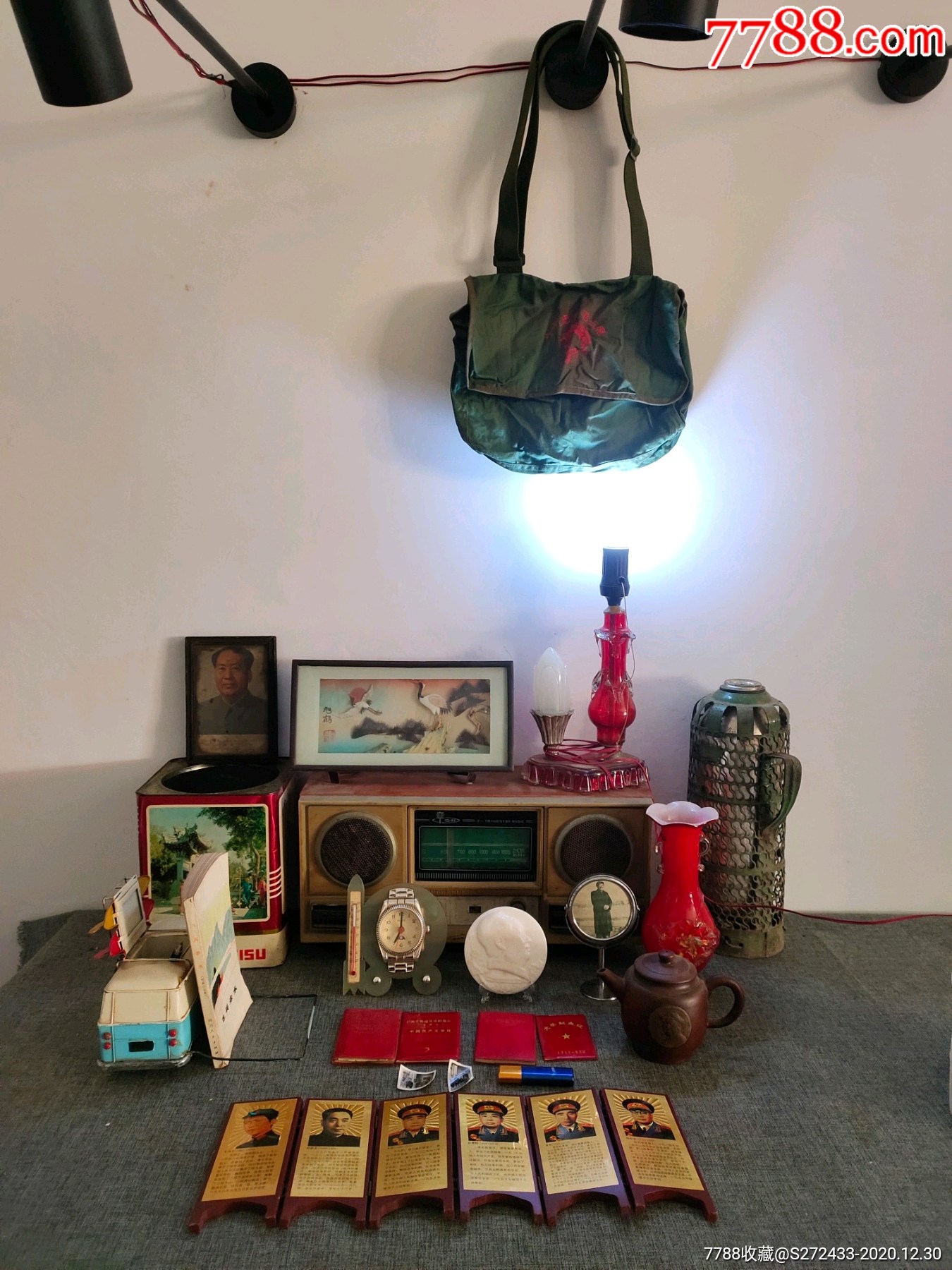 有小汽车书挡,收音机.台灯,红宝书.等等!