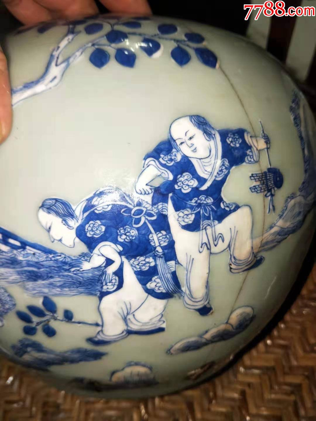豆青釉加白青花人物残罐