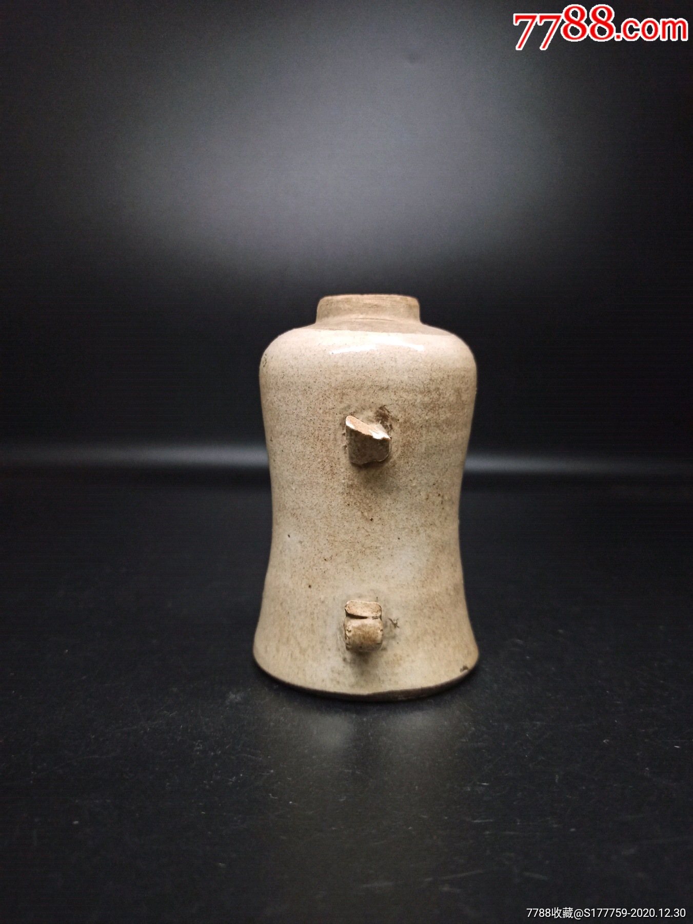 民国煤油灯盏胎质洁白,瓷胎细腻,釉面肥厚,造型别致,器型规整,胎质