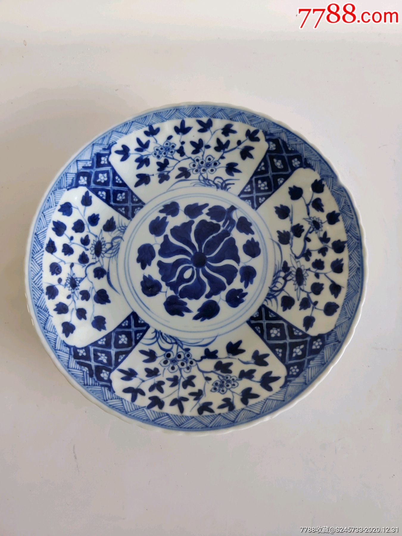 康熙莲瓣纹青花花卉盘