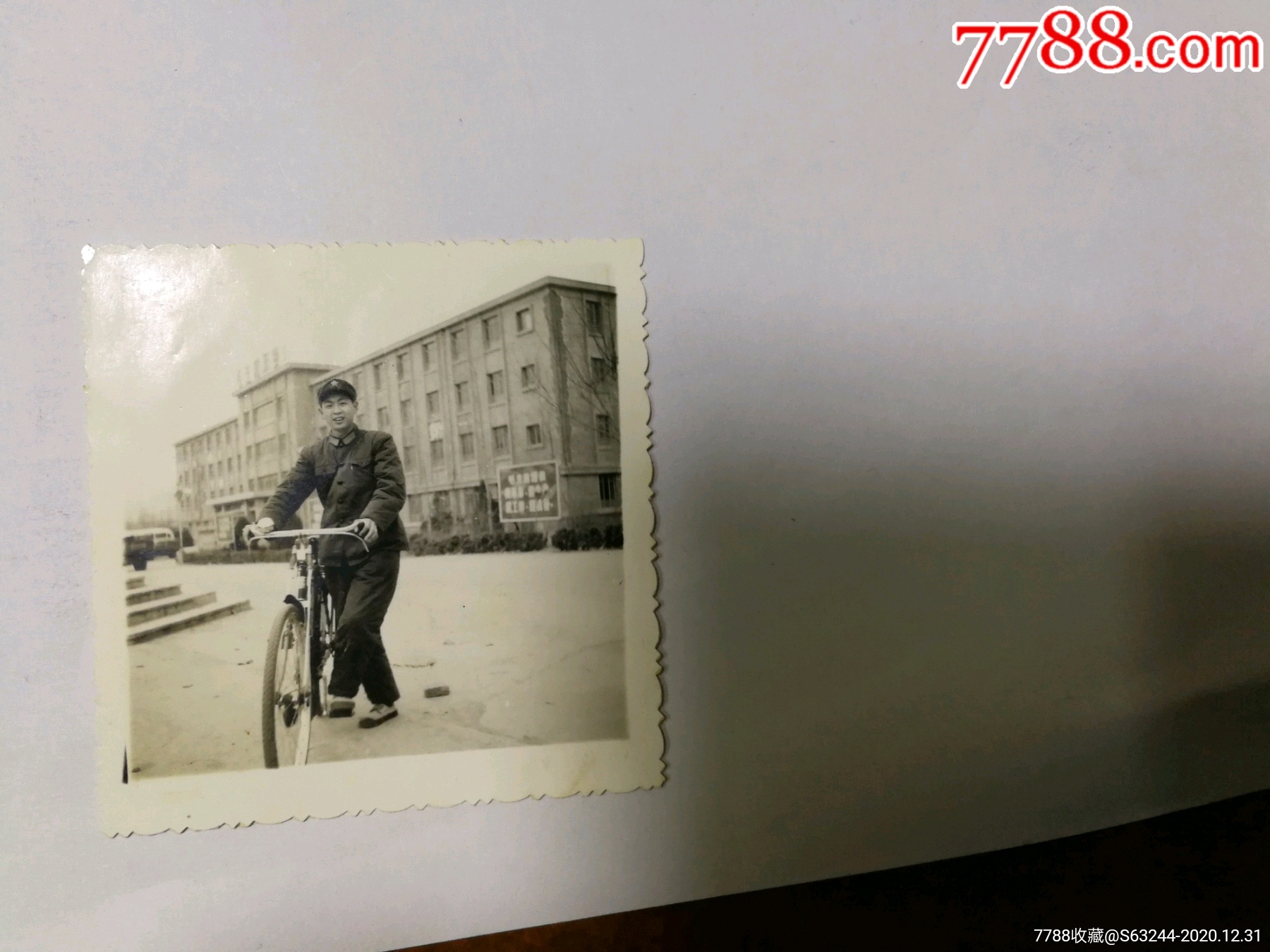 军营里骑自行车的军人年份不详