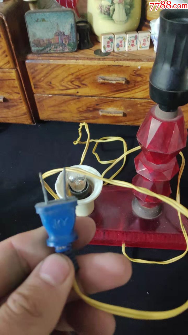 上世纪6070年代老塑料老灯座一只民俗老物品试机老灯泡不亮