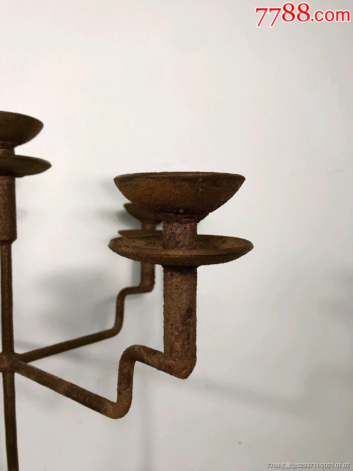 铁制老油灯,老铁灯,设计精巧别致,保存完好,品相如图,尺寸31/31高度45
