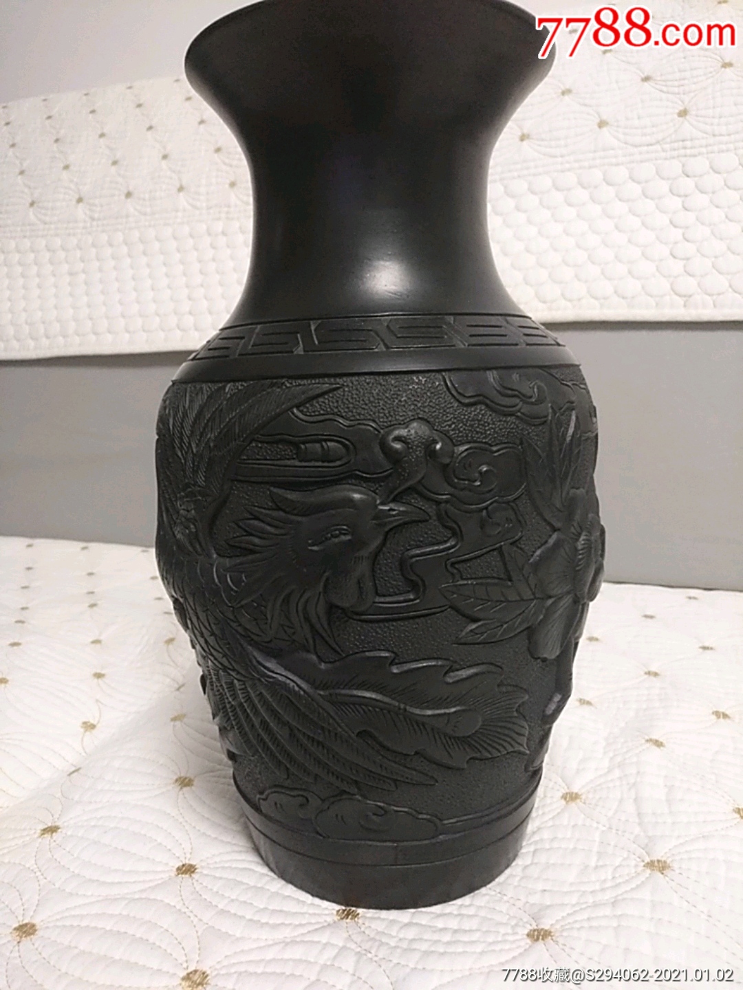 黑陶雕刻花瓶一只