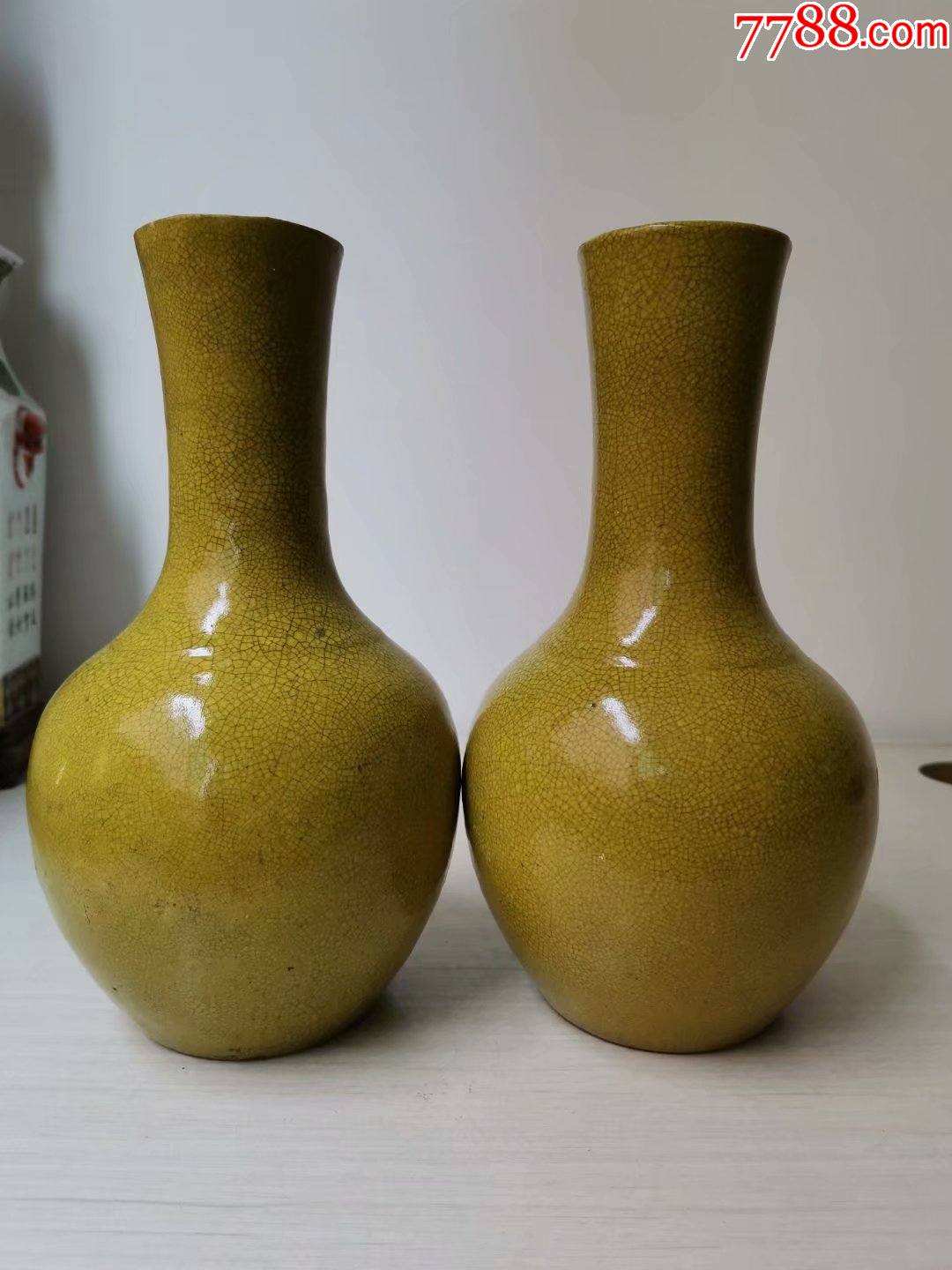 晚清黄哥釉小赏瓶一对