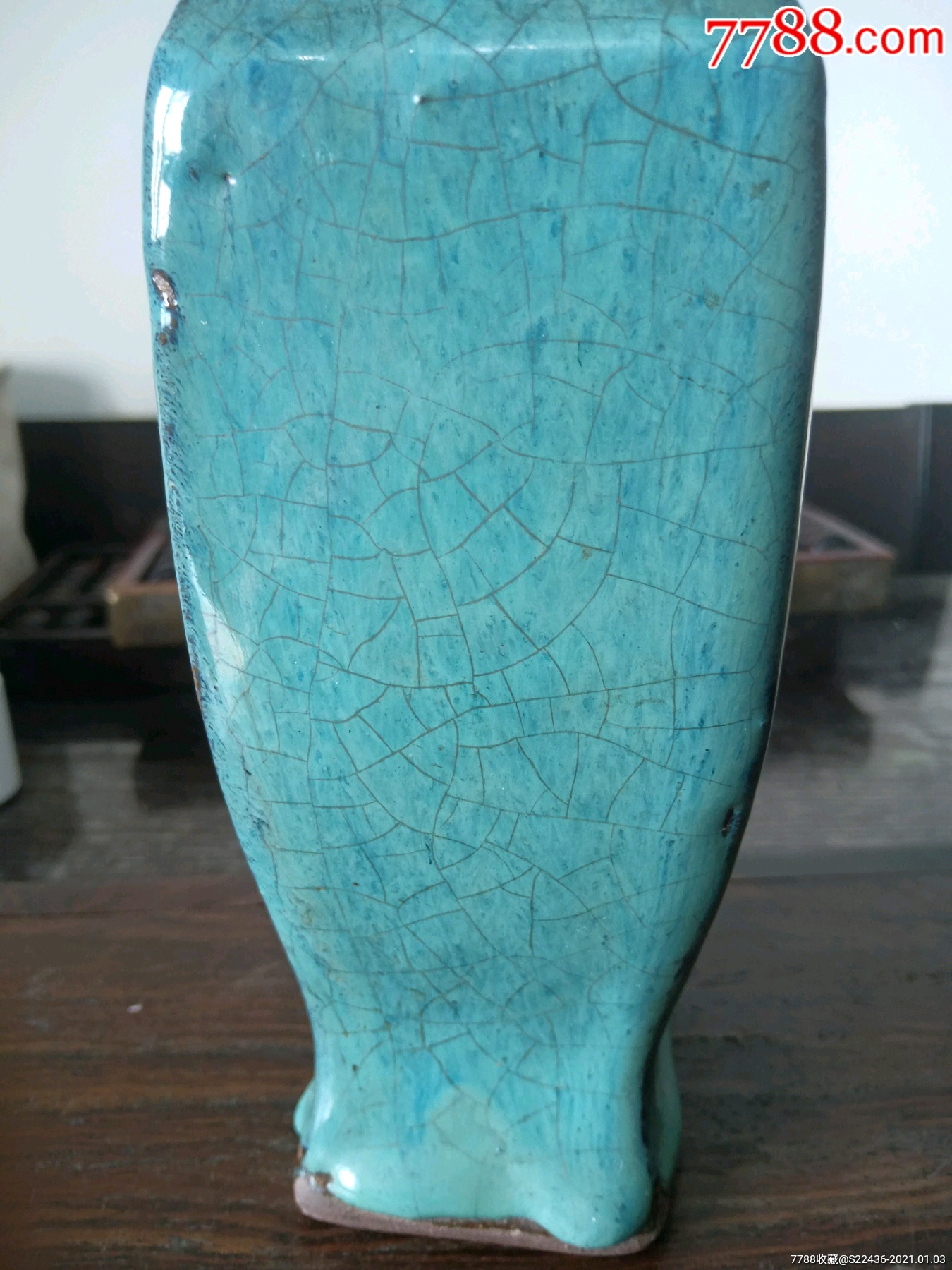 这是一件民国仿前朝的宜钧窑偏瓶