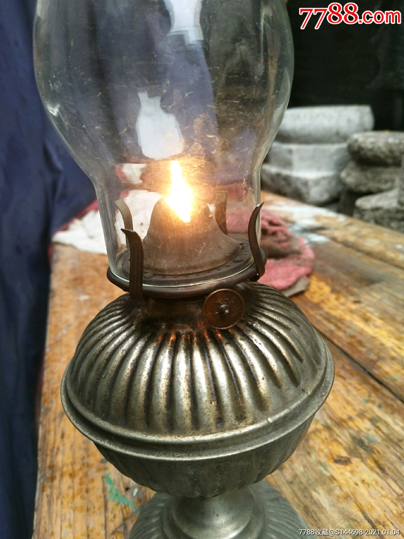 一只漂亮的民国白铜煤油灯品相特别好
