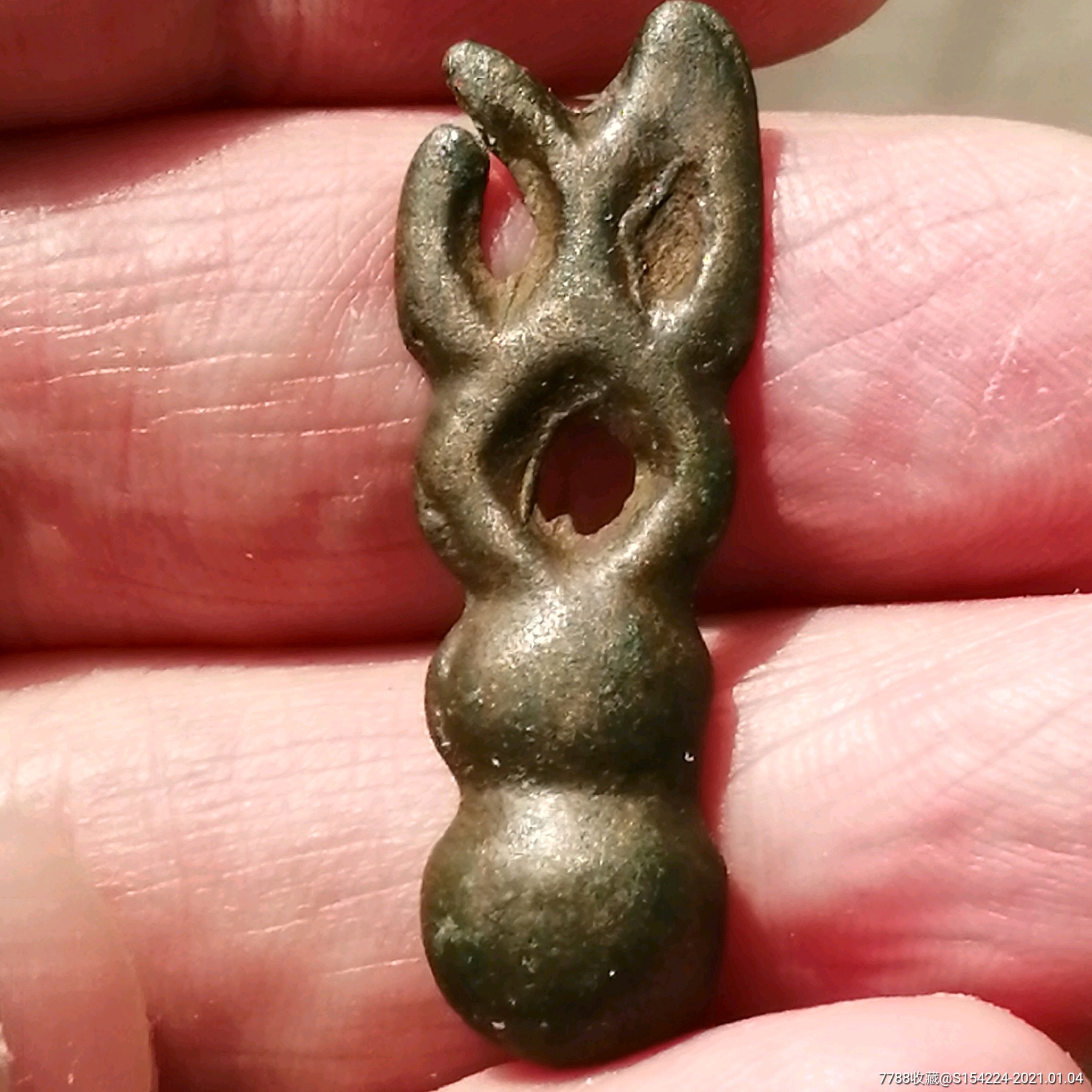 鄂尔多斯游牧民族青铜挂件,兔币