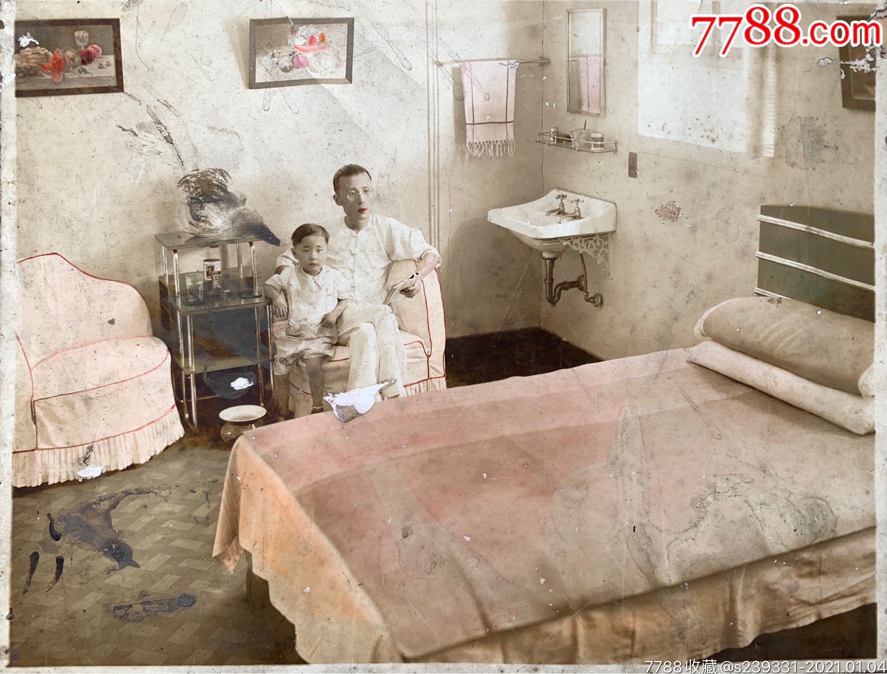 史料】民国时期上海某相馆摄制上流社会父子于豪华西式卧室内留影照