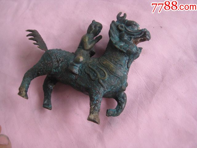 一个漂亮仿古代的有年纪了的麒麟送子铜摆件