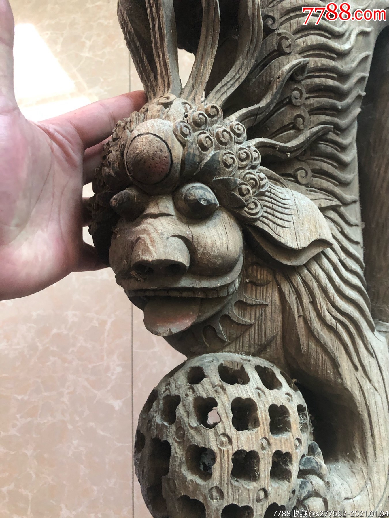 清代东阳木雕牛腿一只狮子戏球整体品如图尺寸高55宽37厚10