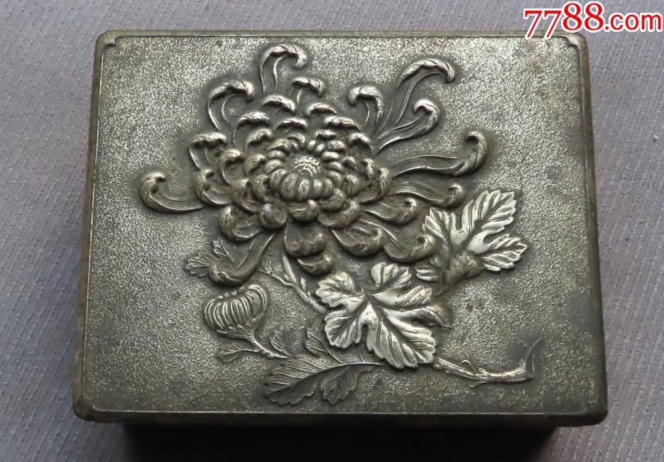 日寇满洲上海事变凯旋纪念锡锌合金盒盒盖浮雕菊花花卉图案日本侵略