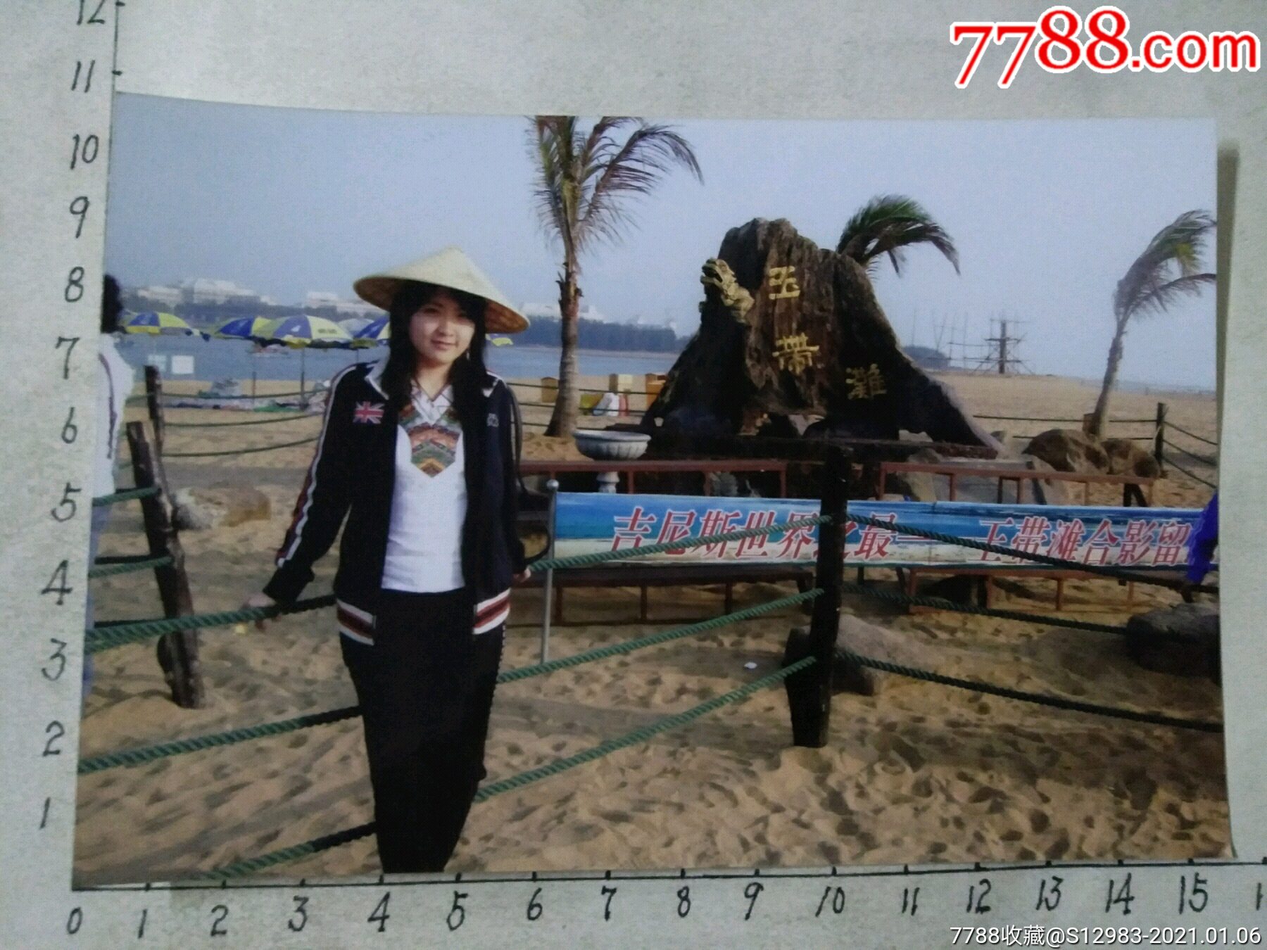 美女在海边沙滩