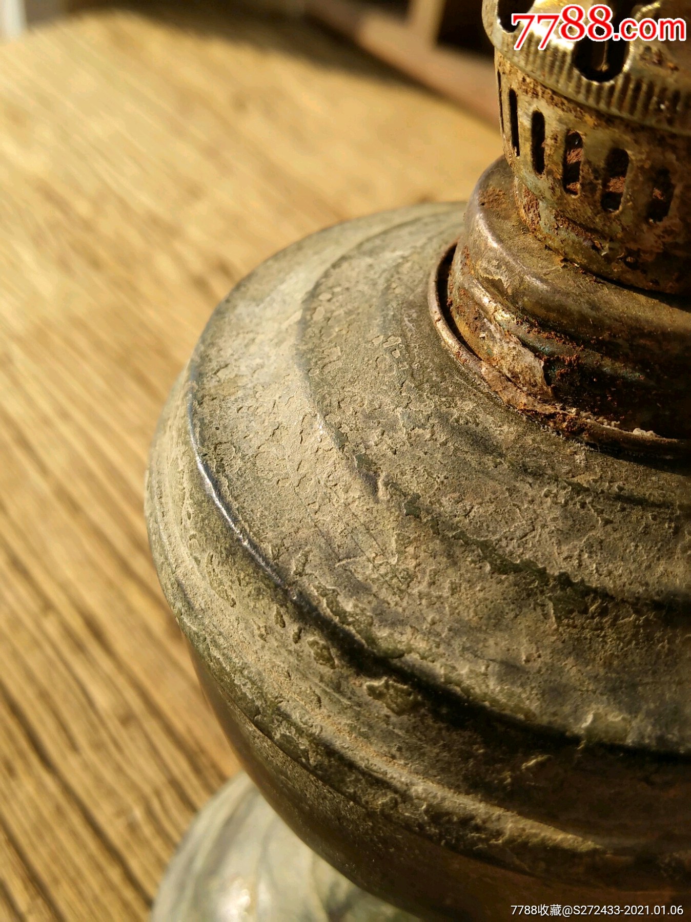 农村保留下不多见的晚清铜煤油灯,锈迹斑驳苍老,能正常使用,包浆厚重