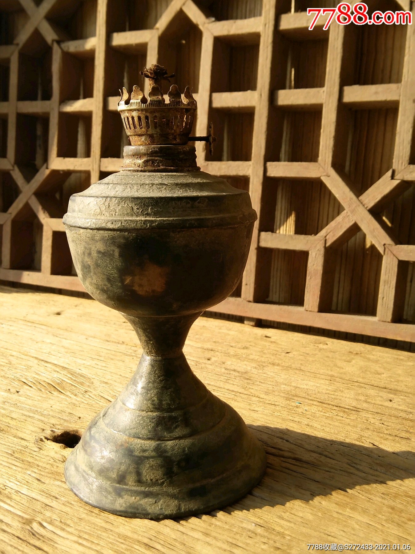 农村保留下不多见的晚清铜煤油灯,锈迹斑驳苍老,能正常使用,包浆厚重