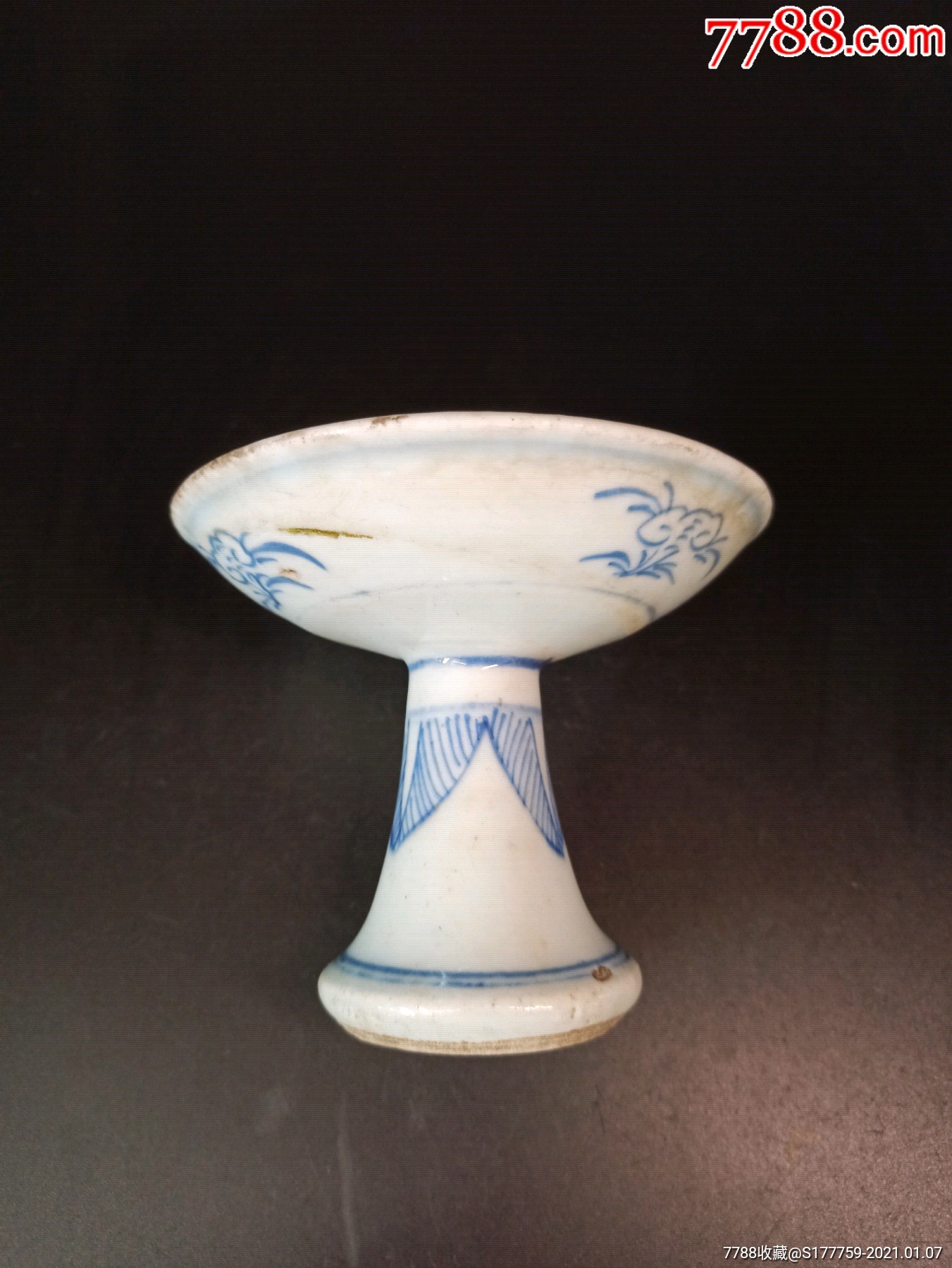 清嘉庆青花细路高足盘此件青花缠枝高足盘胎质洁白釉水莹润釉质温润