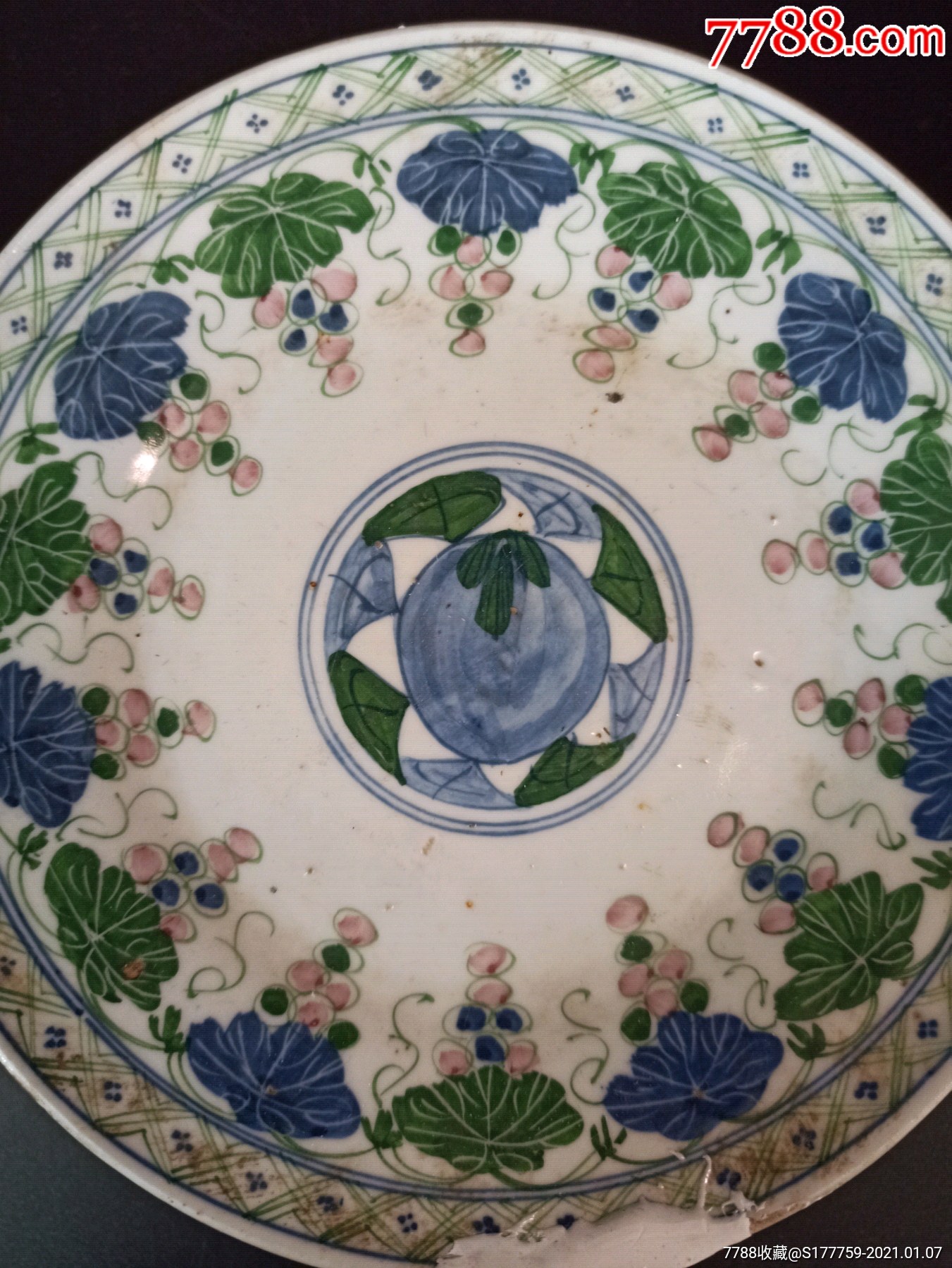 民国粉彩葡萄蝙蝠纹高足盘双面有纹饰,手绘精美清晰,纹饰精美,胎质