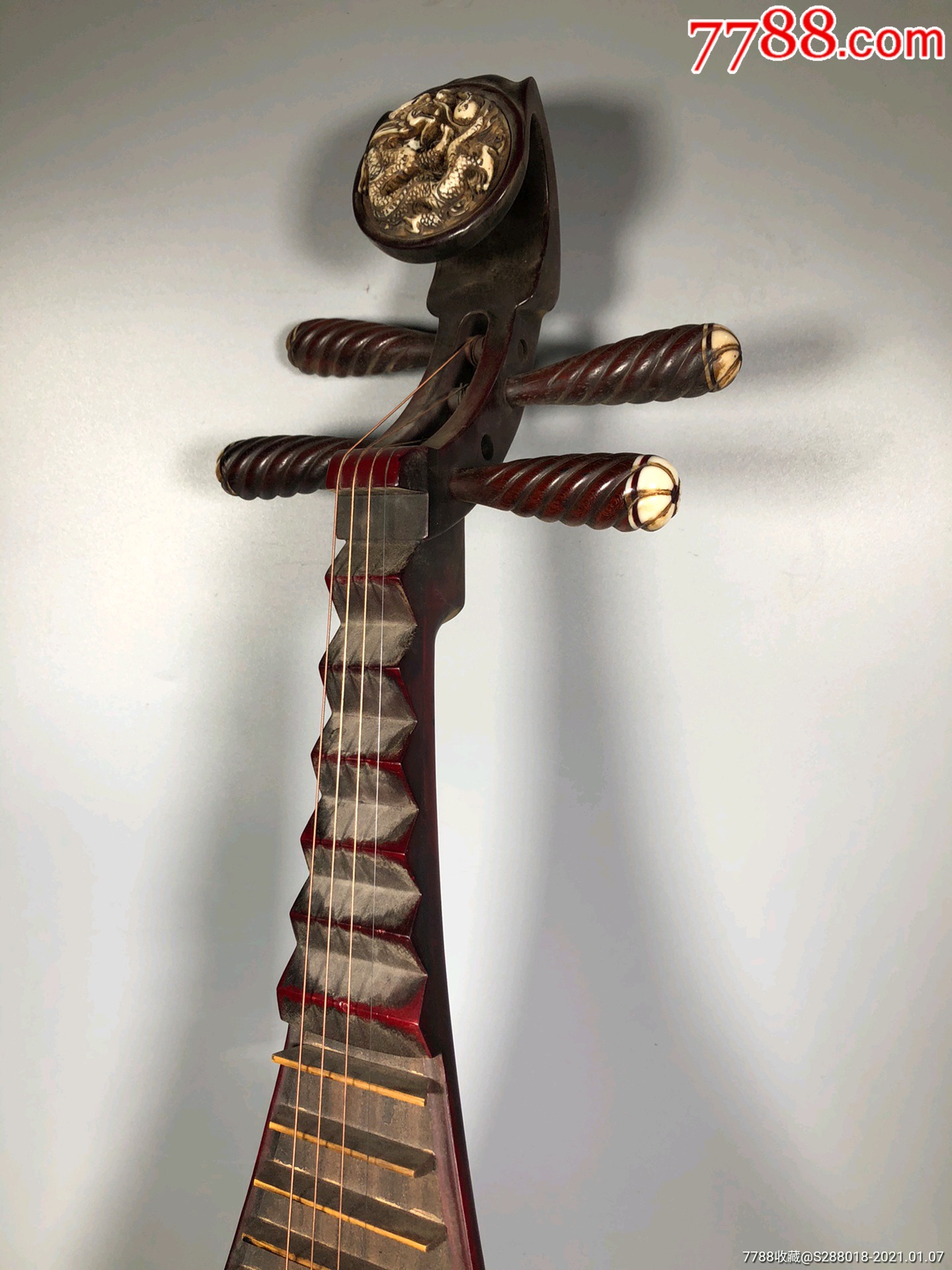 镶嵌宝石四弦琵琶弹拨乐器一把,长103厘米,宽32厘米,厚10厘米,-其他