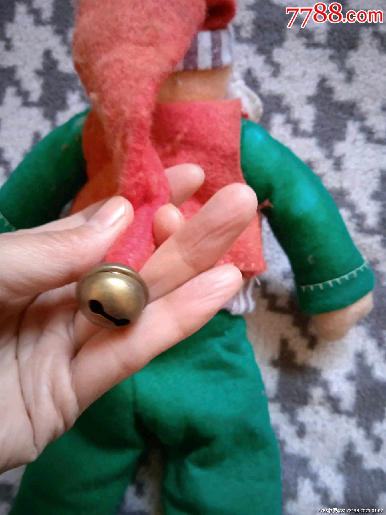 90年代中后期圣诞老人布艺毛绒玩偶一个次品身上有一处破损详见图