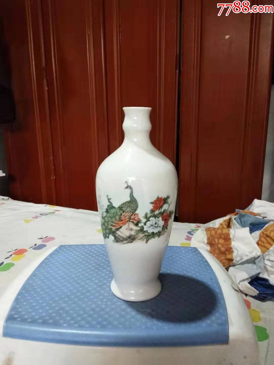 孔雀画面老酒瓶一个