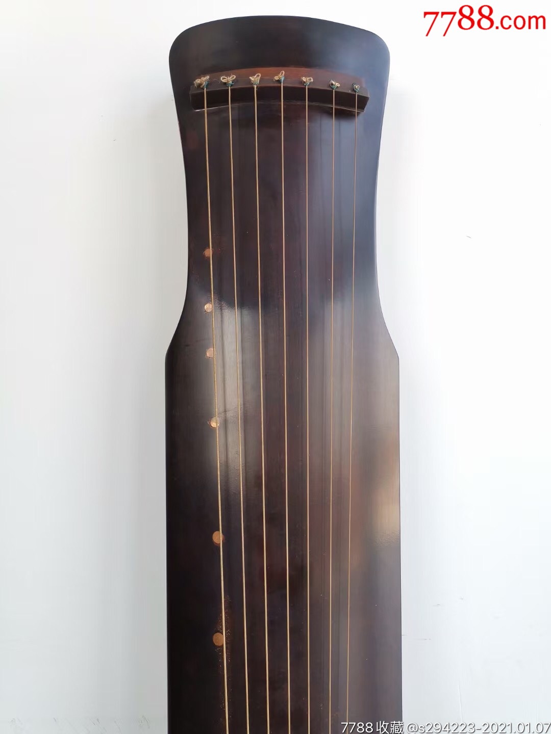 九霄环佩古琴伏羲式琴以桐木材质,通体髹紫漆,多处跦漆修补,发小龟裂