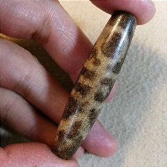 >> 罕见白朱砂爆满特殊贵人图腾天珠.