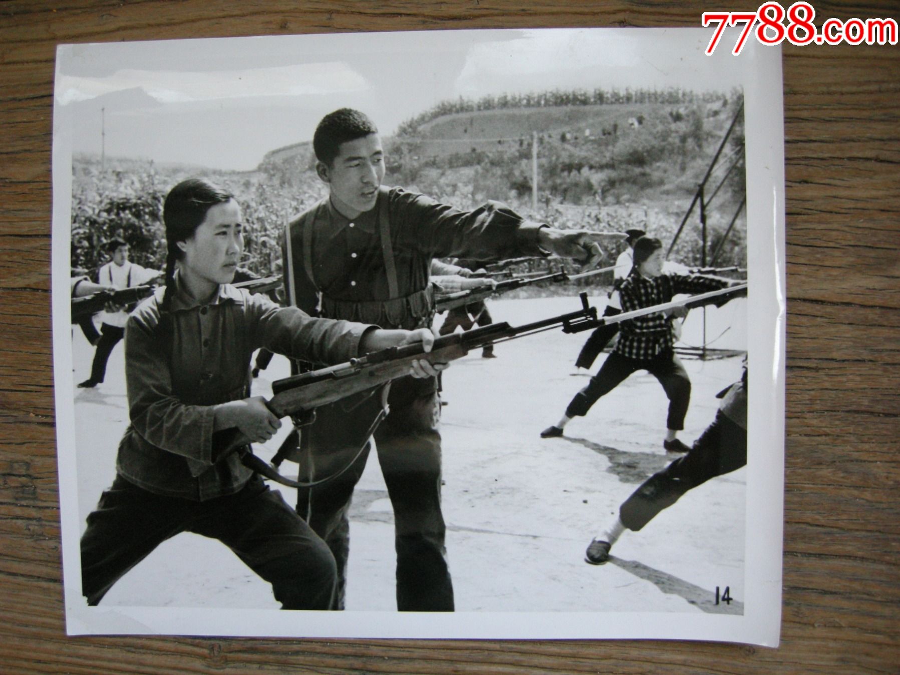 1975年,山西昔阳县大寨,民兵连长梁新文在教练女民兵刺杀动作_老照片