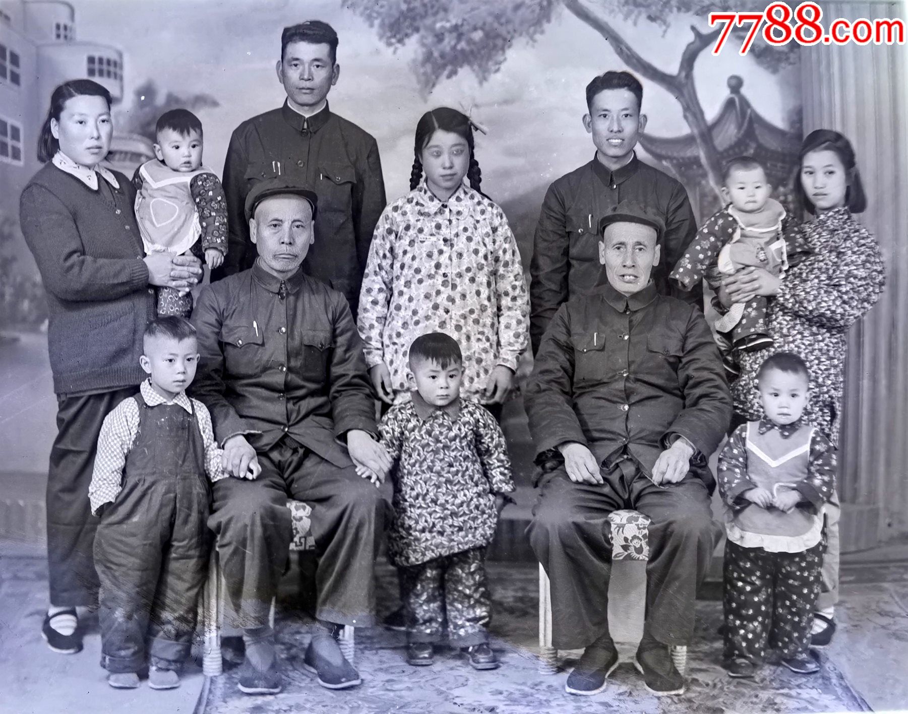 老照片收藏2101a解放初期边疆多子女家庭盛装全家福大号底片珍贵