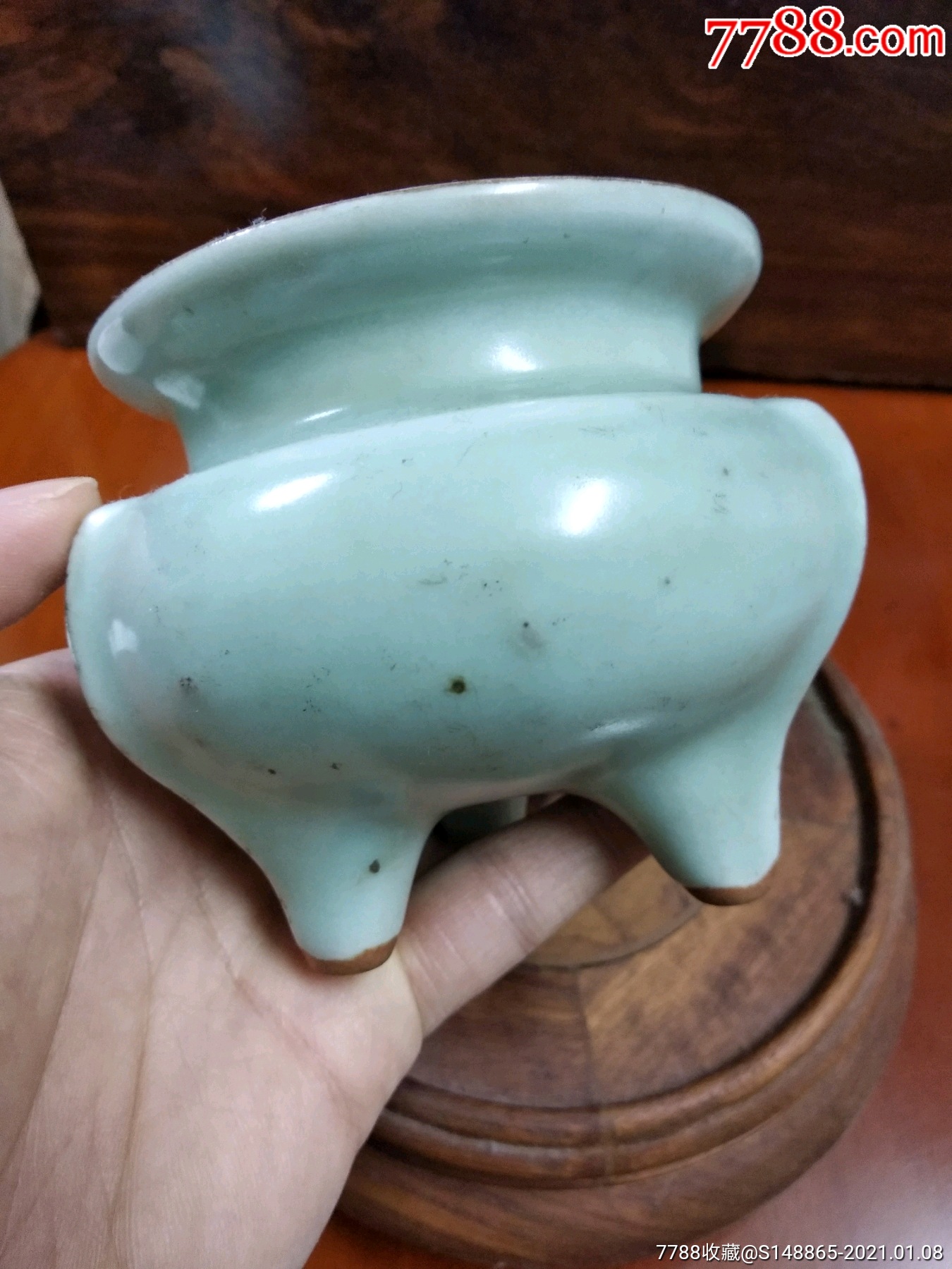 清代中期龙泉窑粉青釉香炉一个,釉质温润如玉般细腻,品相保存较好