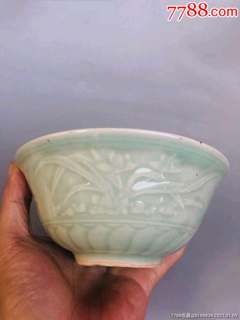 罕见清代豆青釉兰花纹大碗