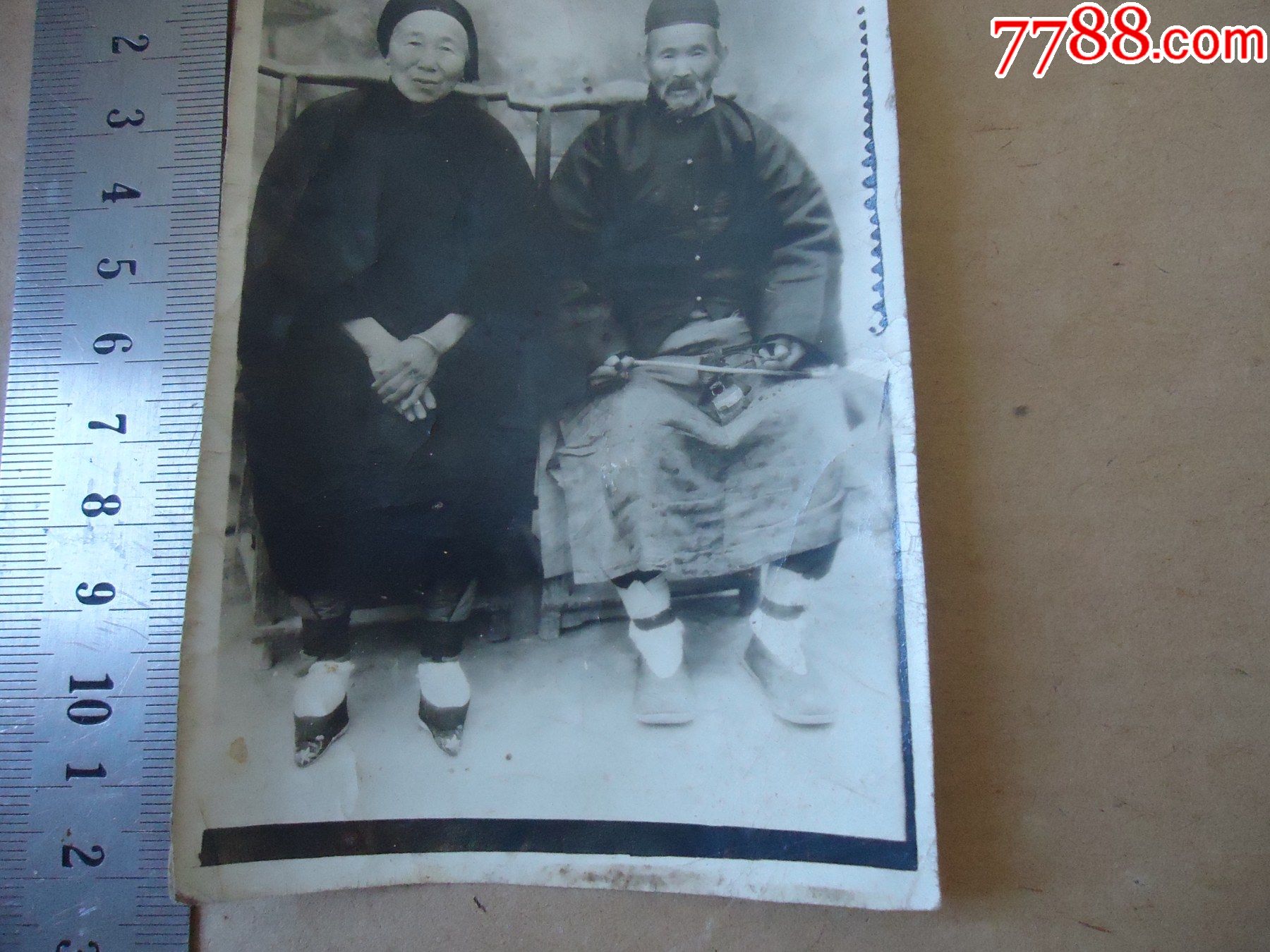 民国早期小脚女人与大烟杆子配大烟袋子老公二人合影