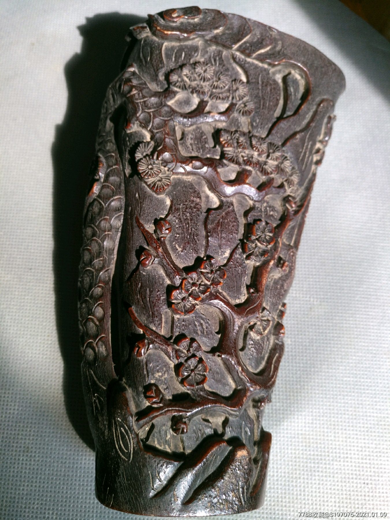 康熙年制牛角雕岁寒三友笔筒