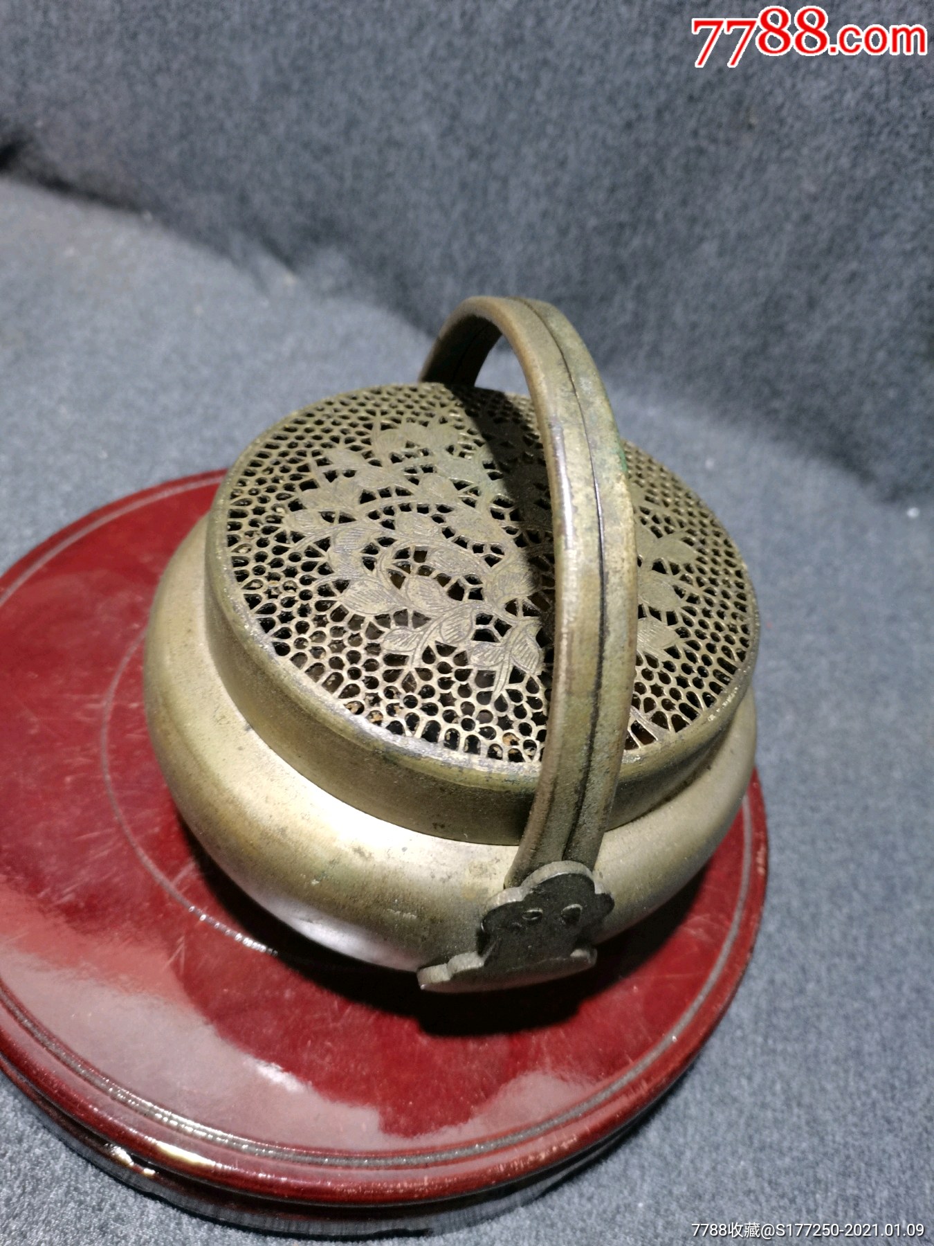 清代白铜手炉带工如图