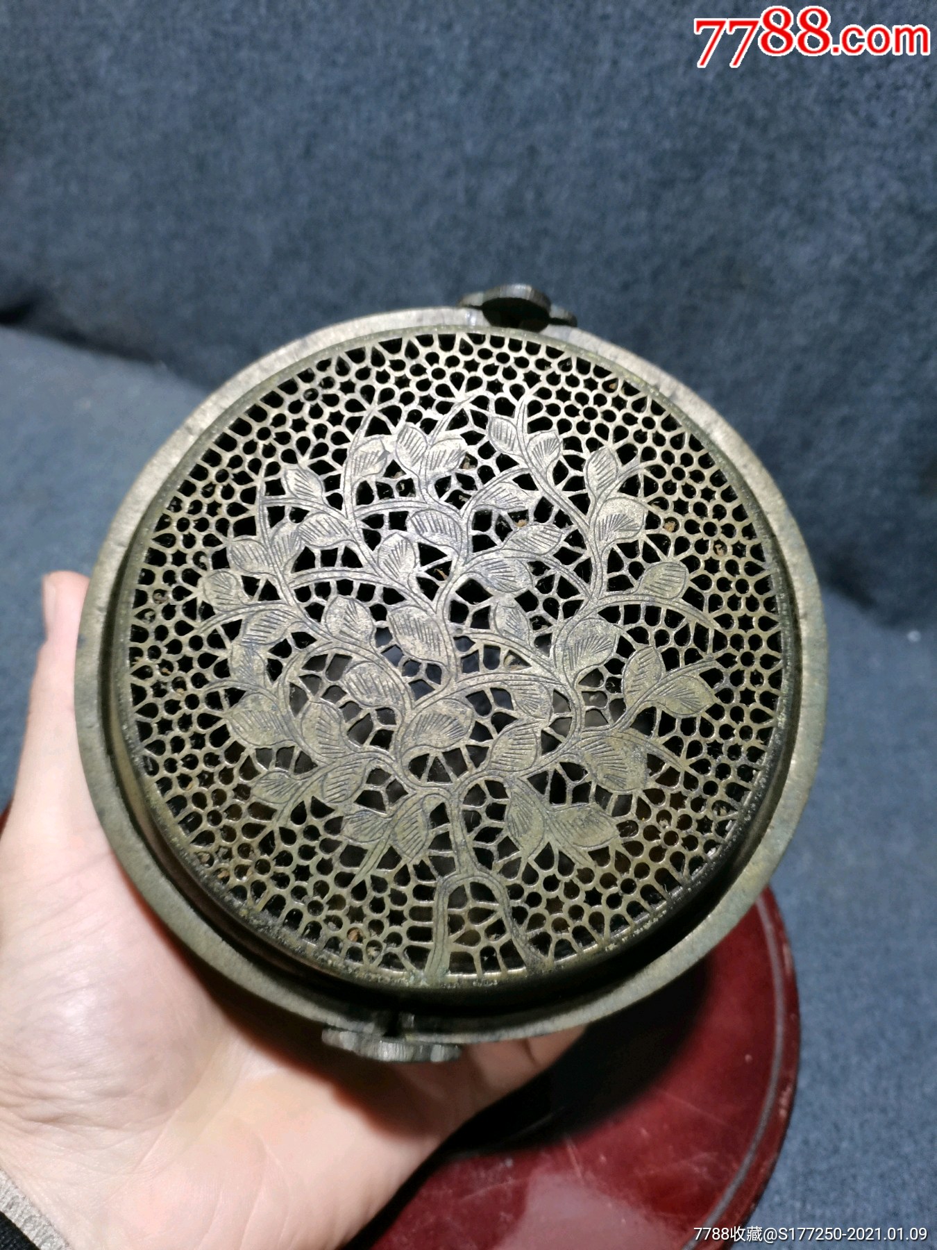 清代白铜手炉带工如图