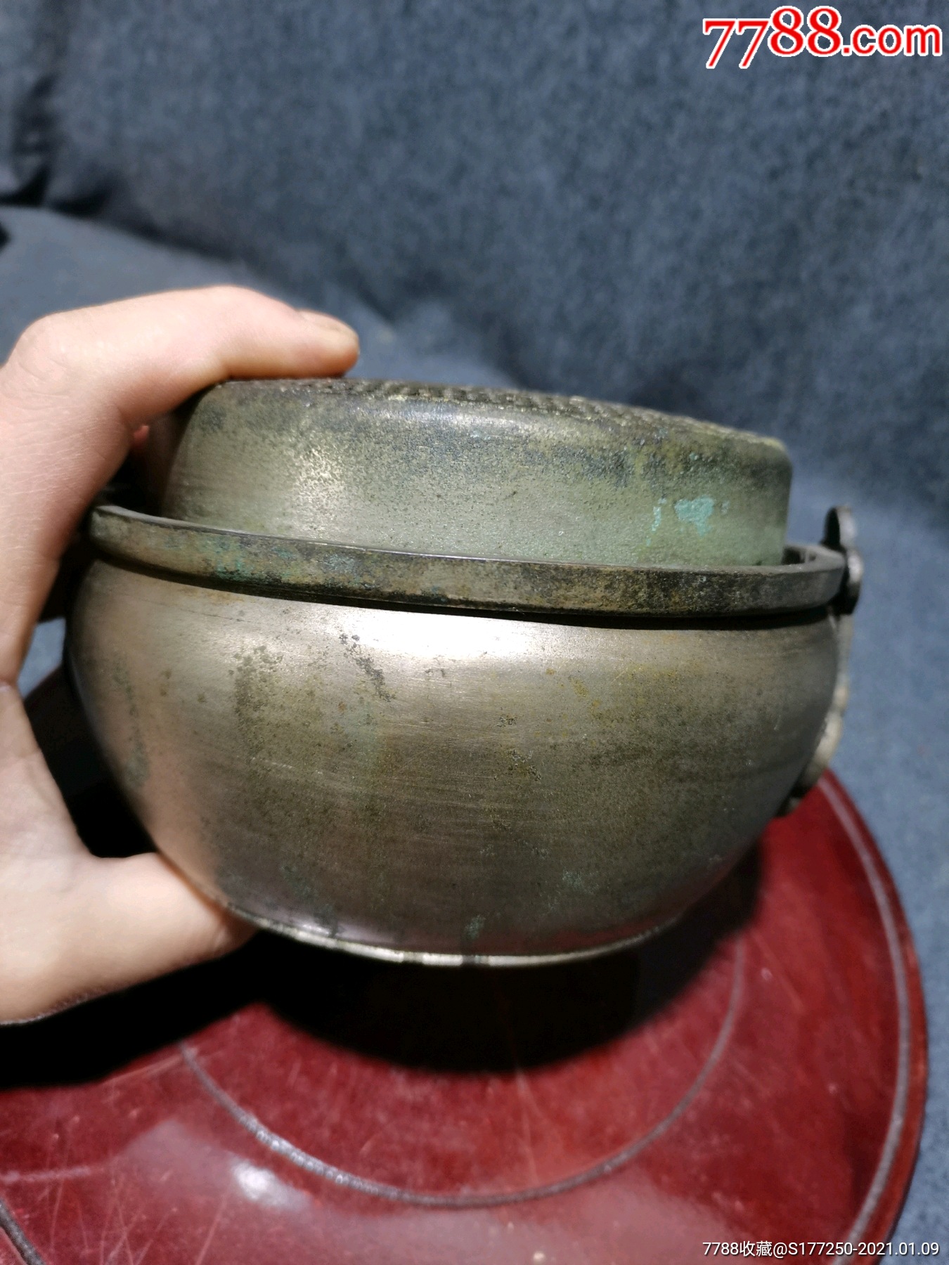 清代白铜手炉带工如图