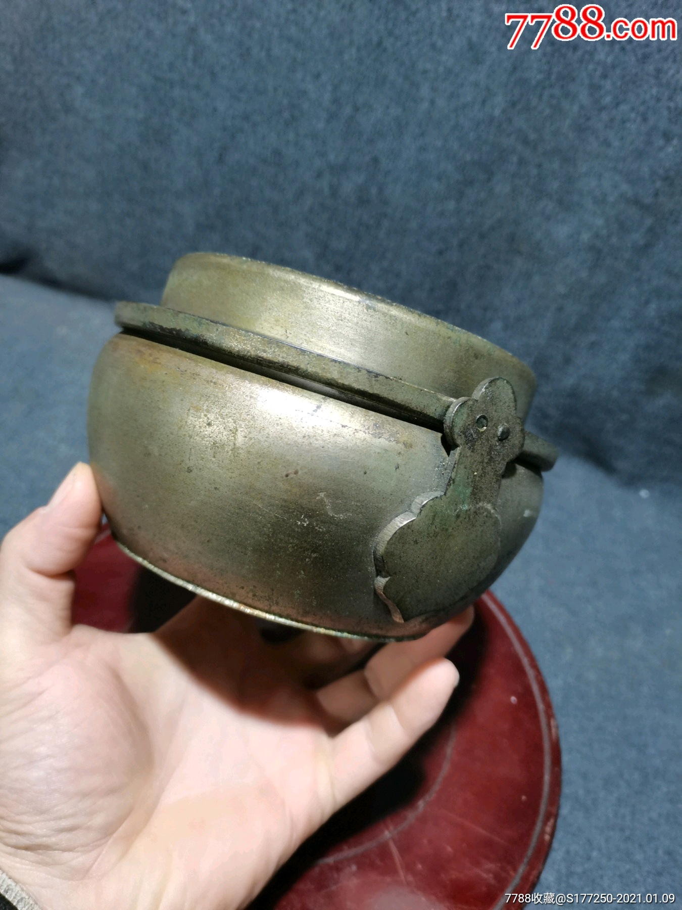 清代白铜手炉带工如图