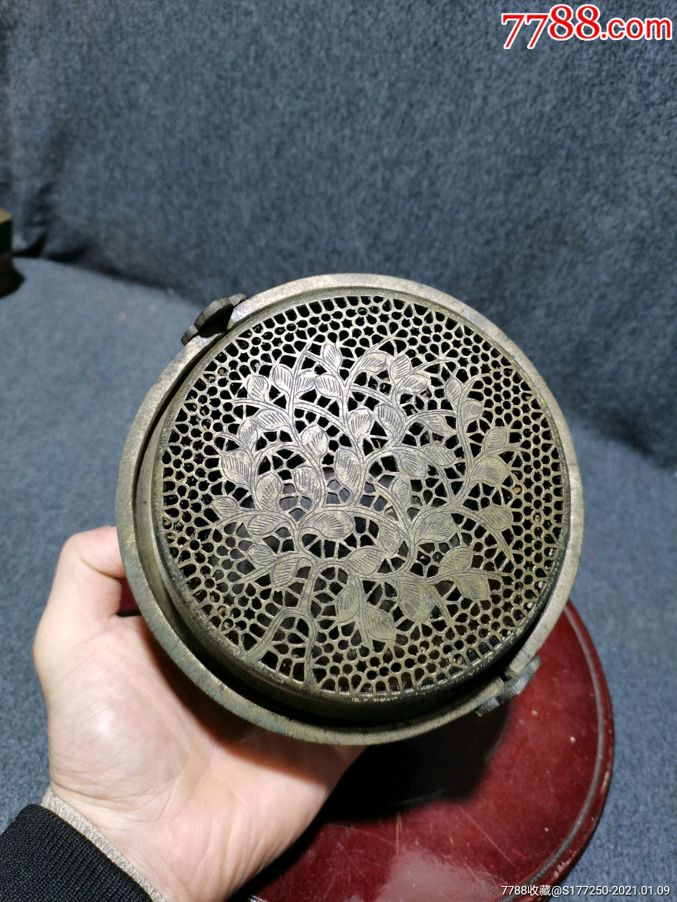 清代白铜手炉带工如图