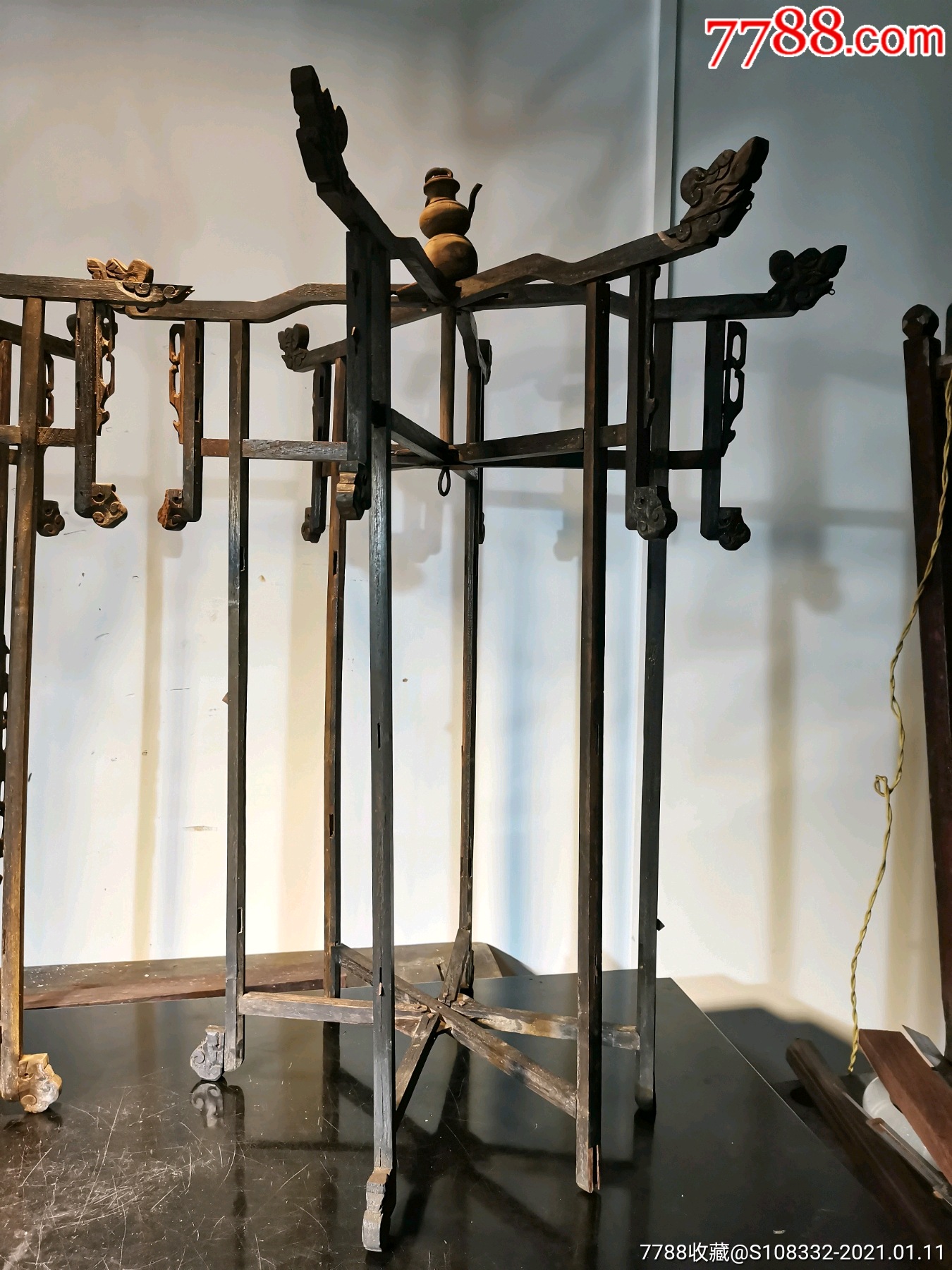 民国铁梨木灯笼架一对