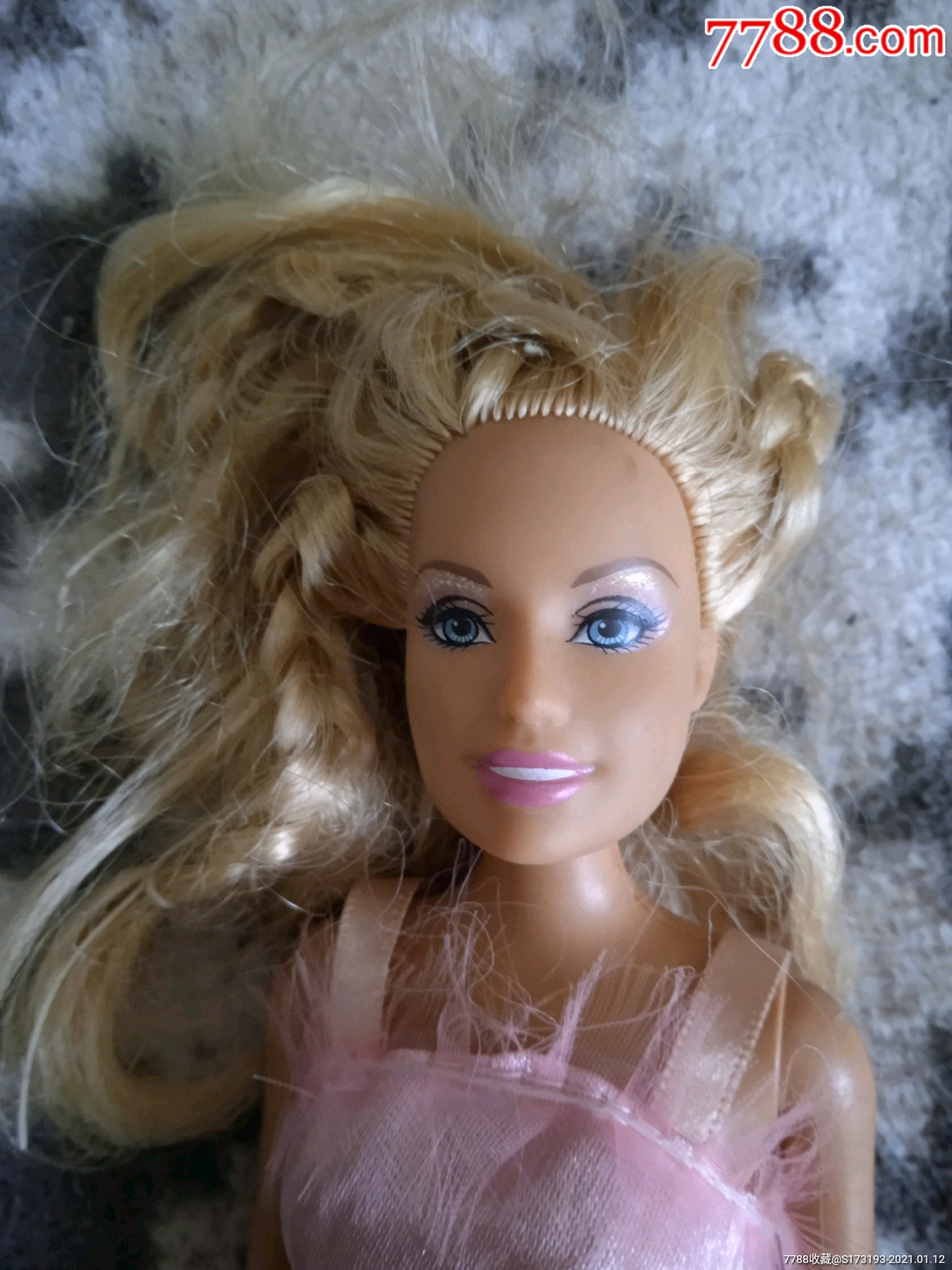 芭比娃娃祖国版一个头发有些散乱衣服有些开线