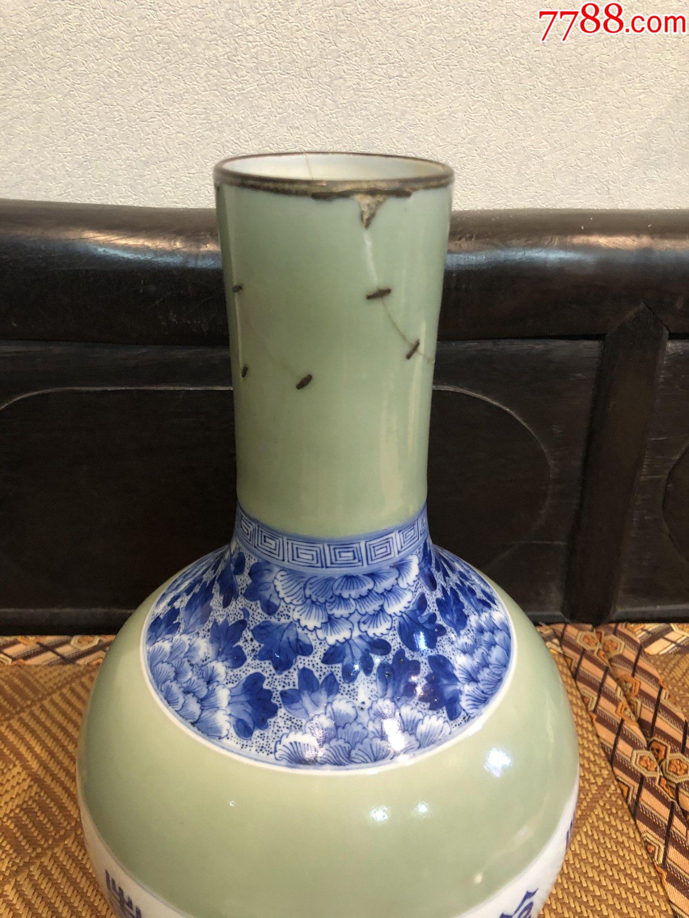 清代嘉庆豆青福寿双全天球瓶