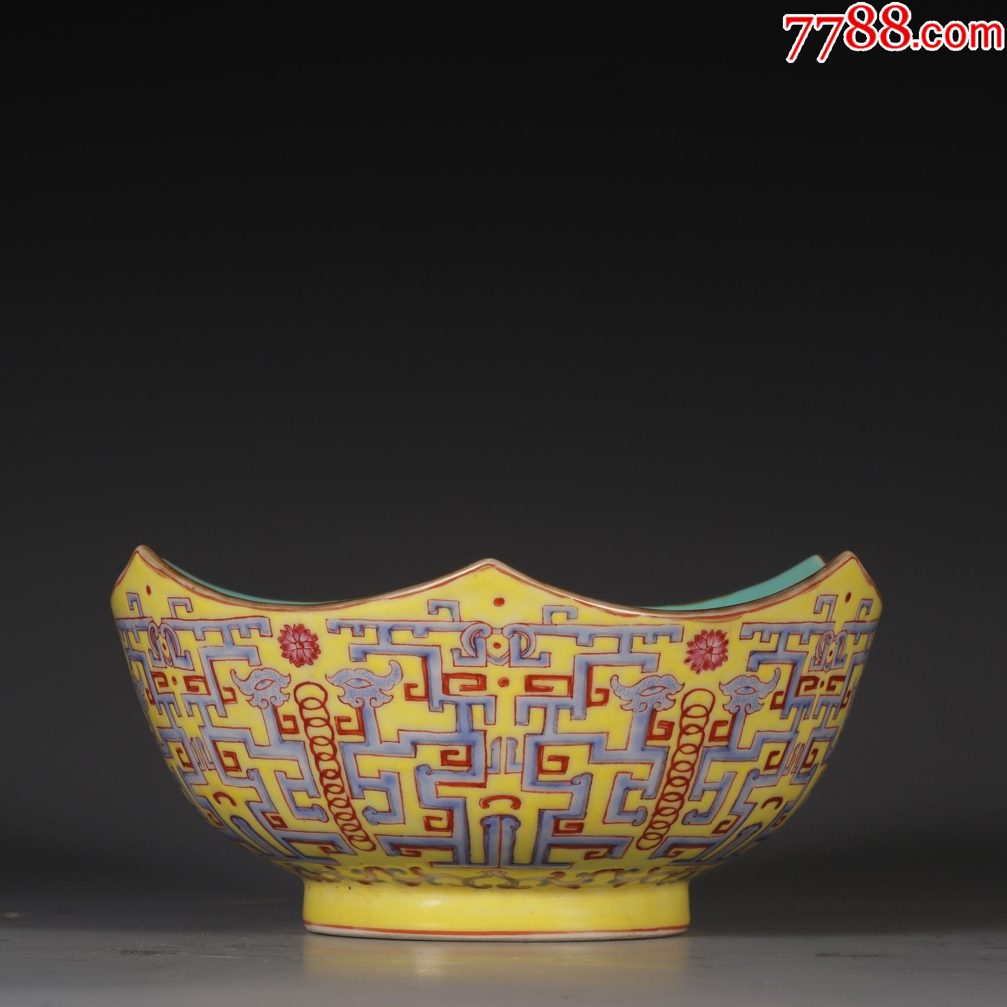 大清嘉庆年制款粉彩回型璃龙纹花口碗