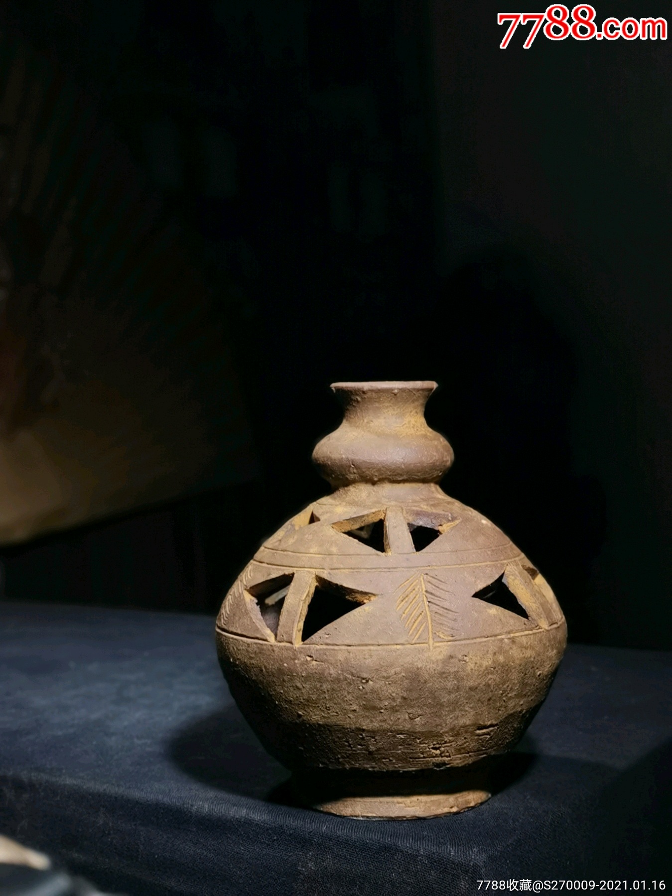 粗陶硬陶镂空案台花瓶