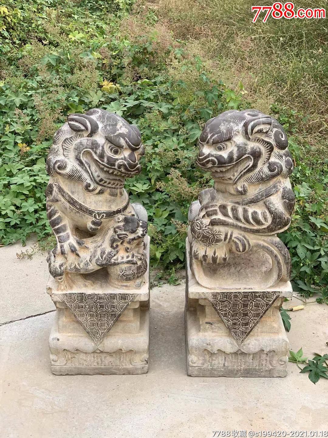 青石狮子一对,品相如图,包浆一流,威武雄壮,脚踏狮子绣球,镇宅招财