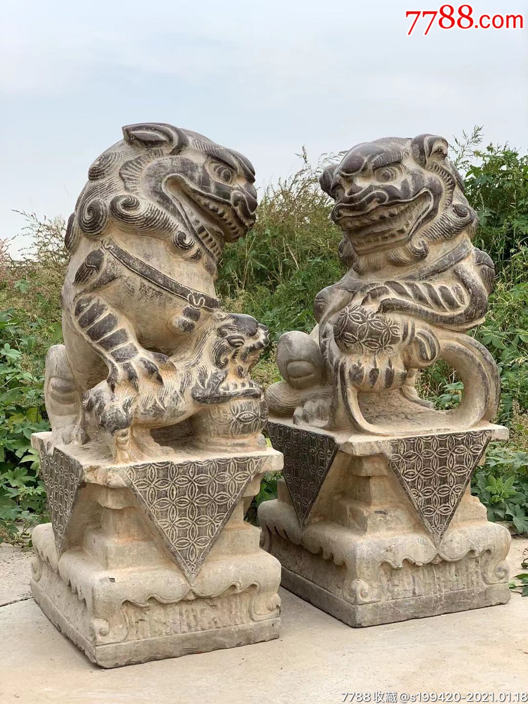 青石狮子一对品相如图包浆一流威武雄壮脚踏狮子绣球镇宅招财辟邪