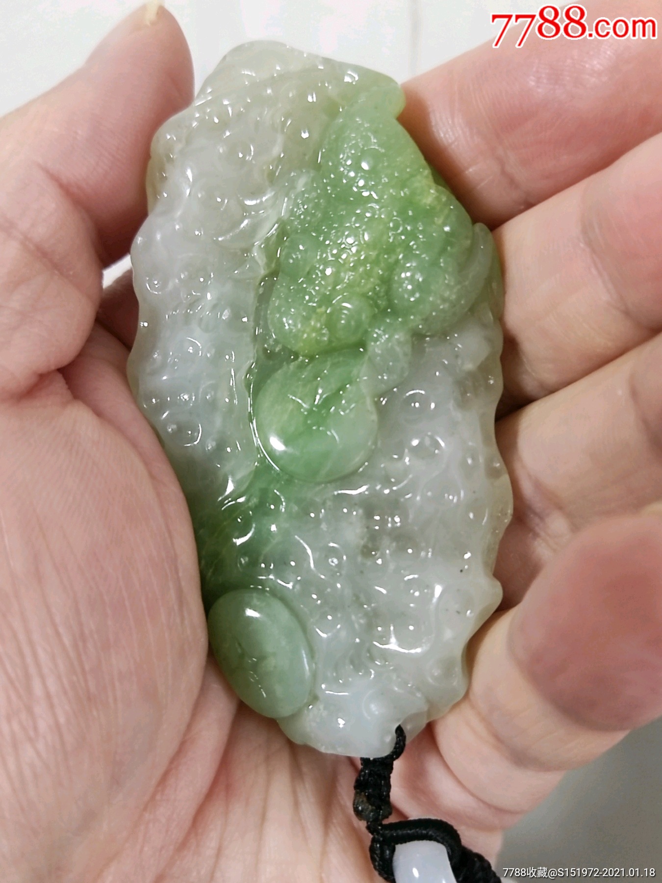 新疆和田玉(翠青)呱呱来财挂件把件