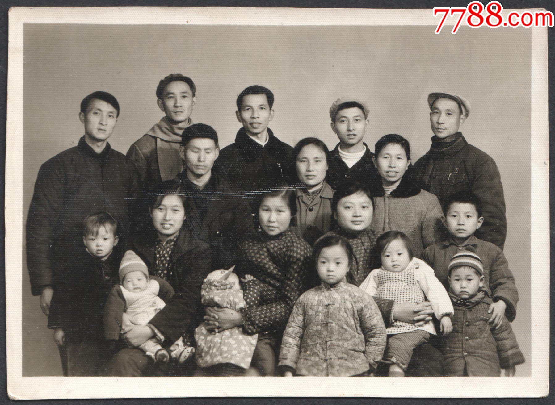 五六十年代一个多子女大家庭的全家福老照片