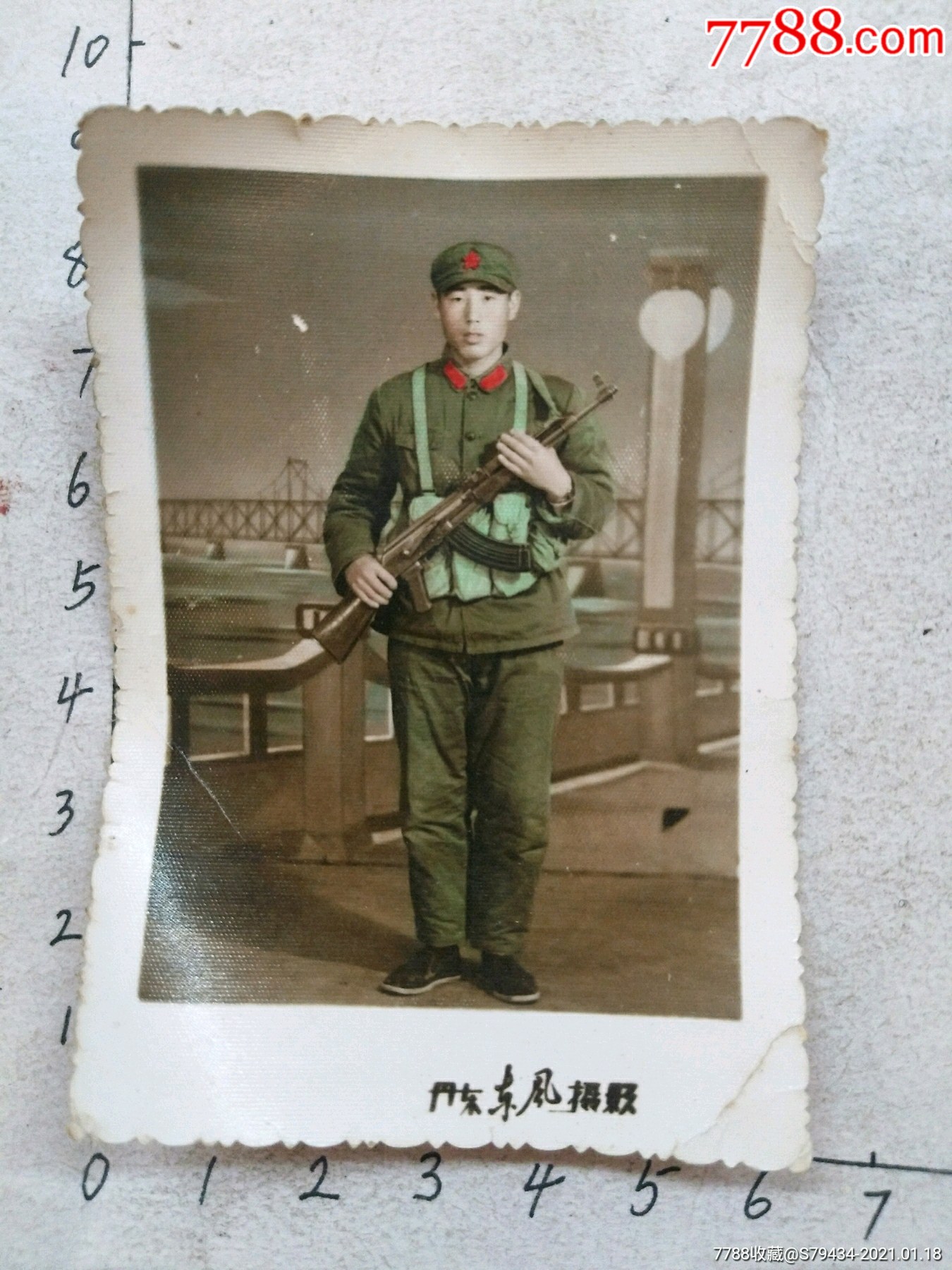 文革军人手持冲锋枪军人照片稀少丹东东风摄影有时代感具体看简介