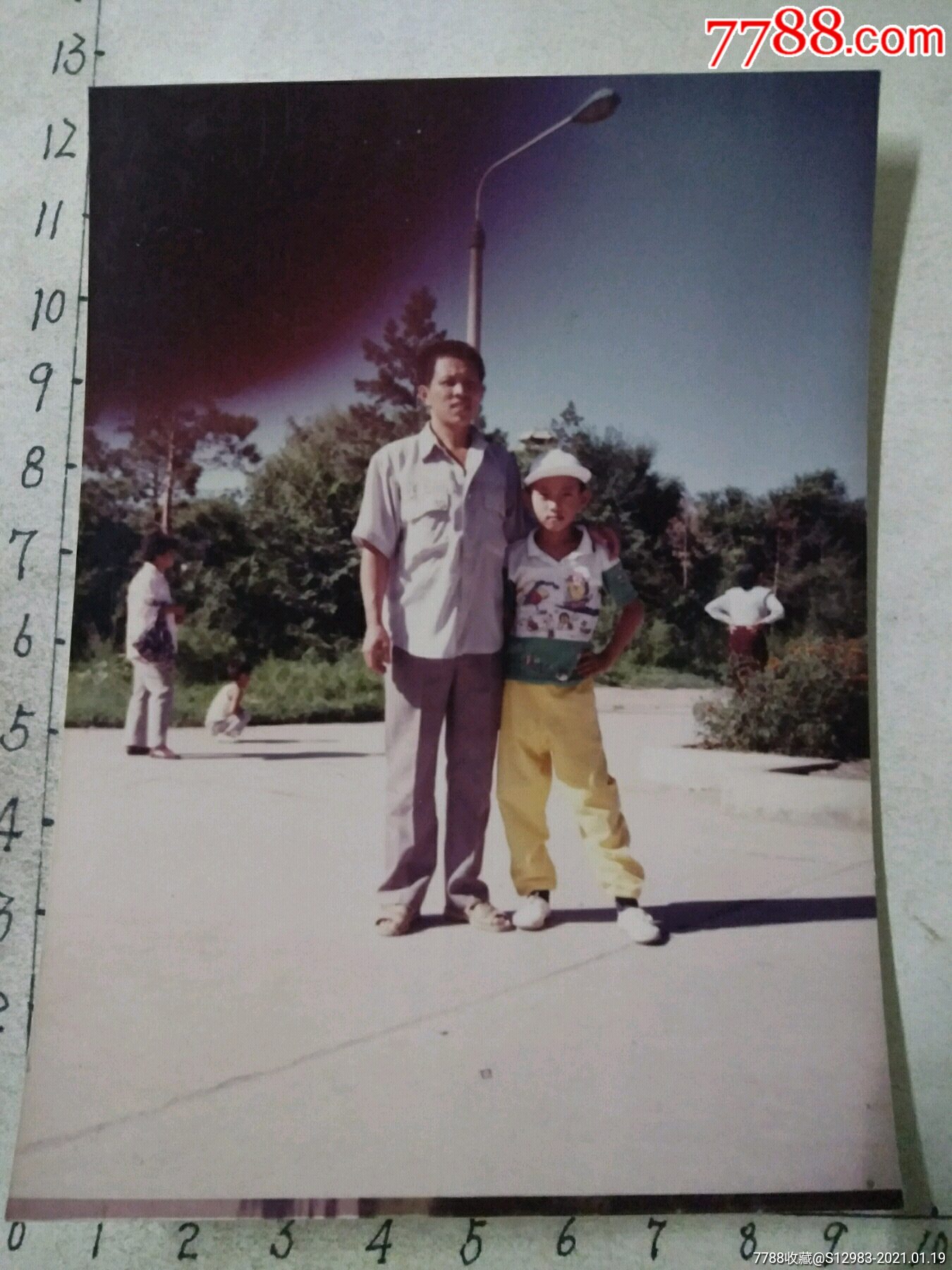 父子在公园合影